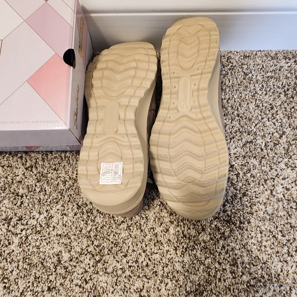 Skechers Women's Tan Slip-On Shoes NWT / NIB - Picture 6 of 8